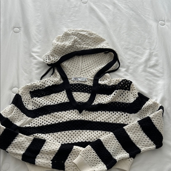 Zara Women's Cream and Black Striped V-Neck Crocheted Crop  Sweater - Picture 1 of 5